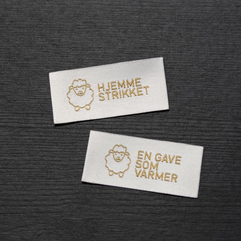 Symerke Hjemmestrikket hvit/gull
